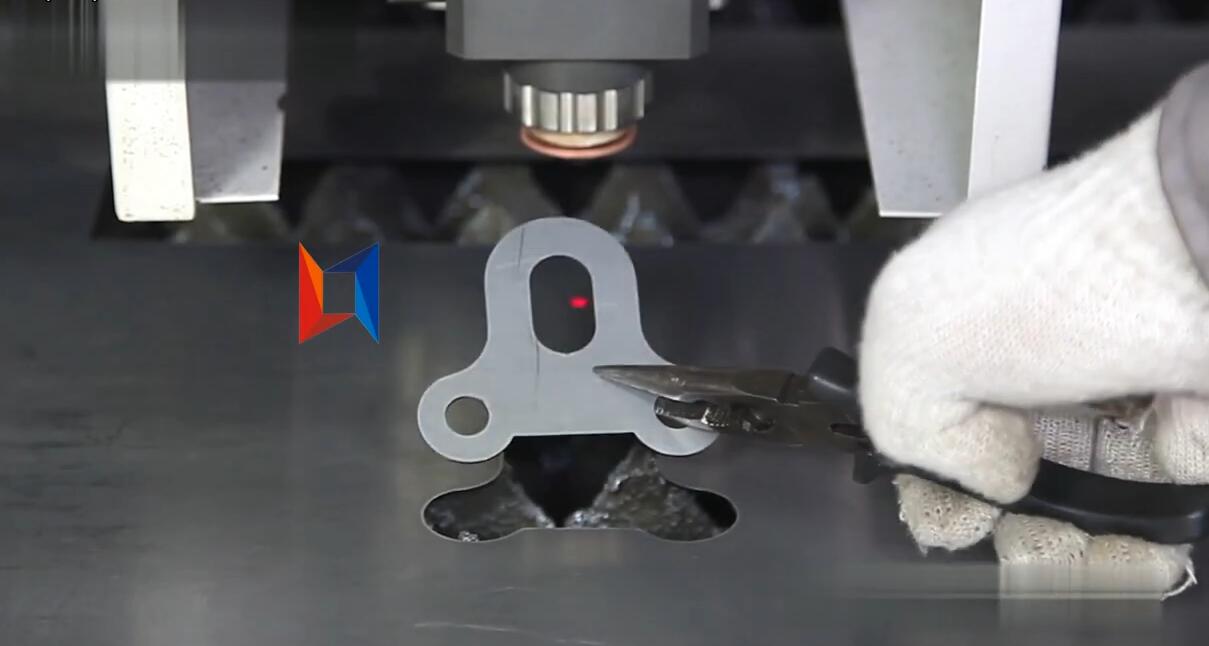 領秀激光LXF1530光纖激光切割機切割碳鋼1mm