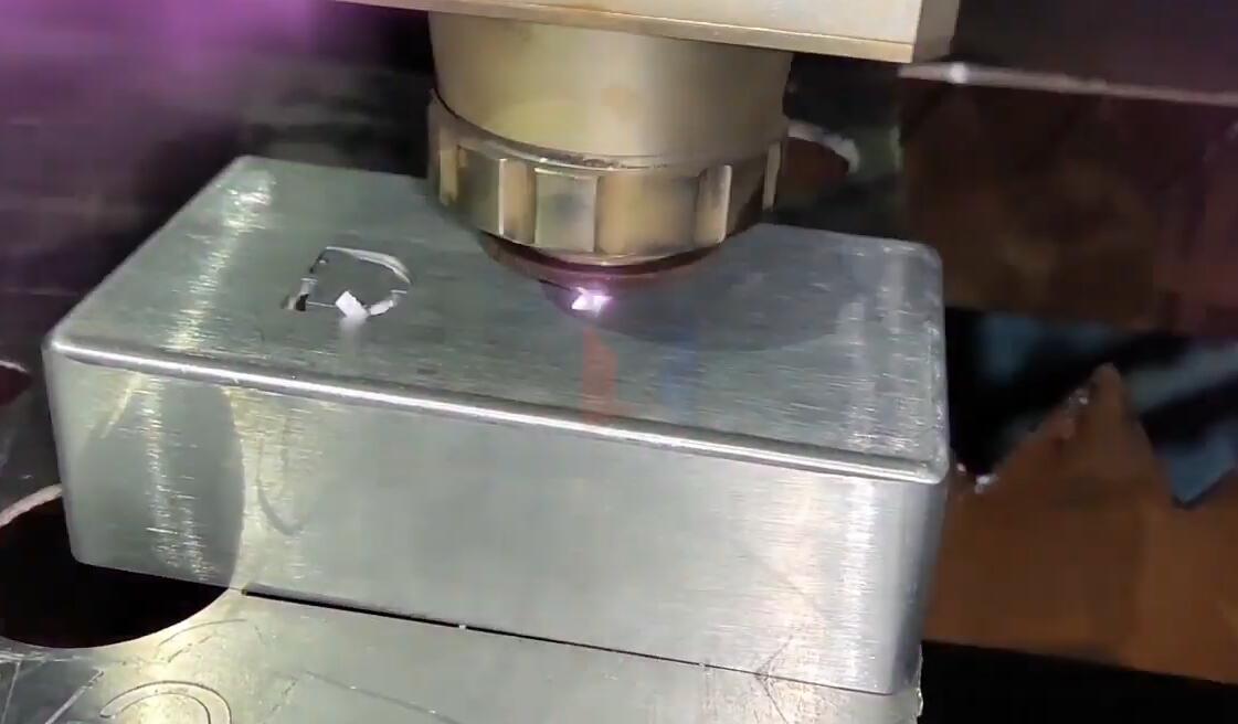 領秀激光大功率光纖激光切割機2000瓦切割3mm鋁板